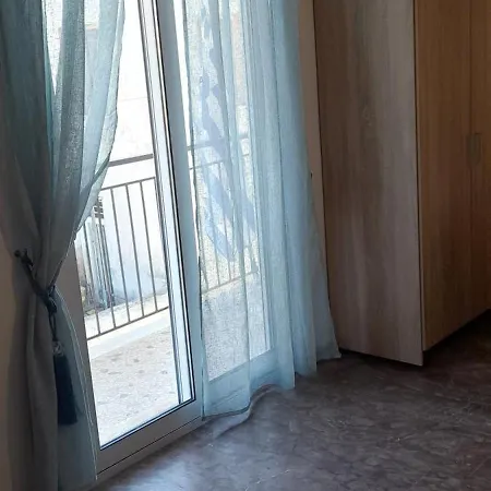 Vasilis Guesthouse By The Airport ゲストハウス Mikrománi