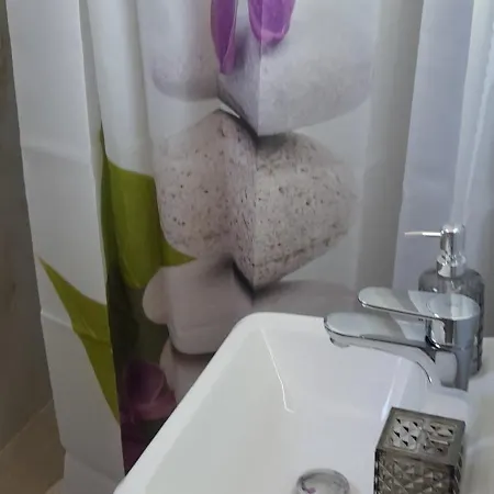 Vasilis Guesthouse By The Airport Mikrománi