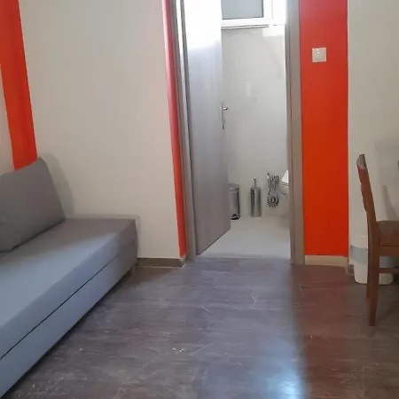 Vasilis Guesthouse By The Airport ゲストハウス 3*
